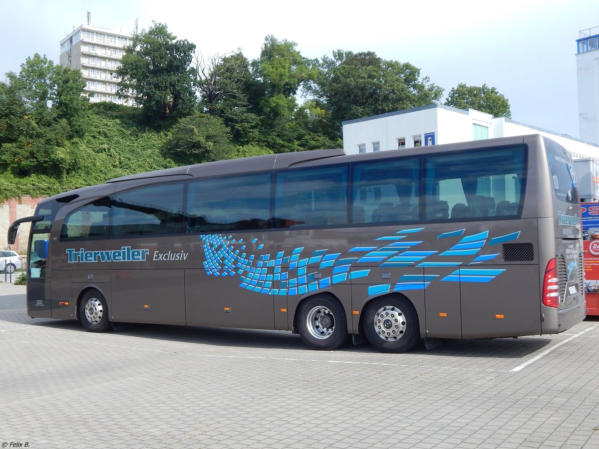 Mercedes Travego von Trierweiler aus Deutschland im Stadthafen Sassnitz.