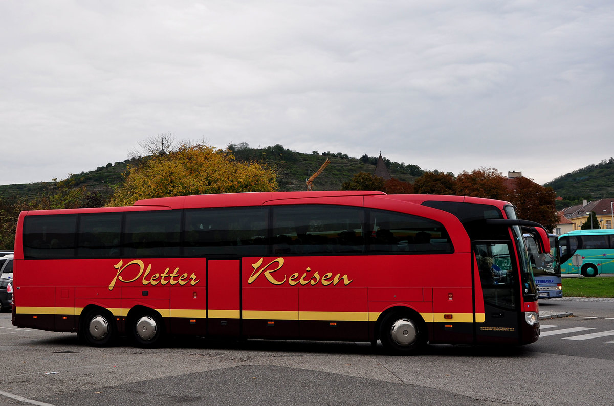 Mercedes Travego vom Verkehrsbetrieb Pletter aus N.. in Krems gesehen.