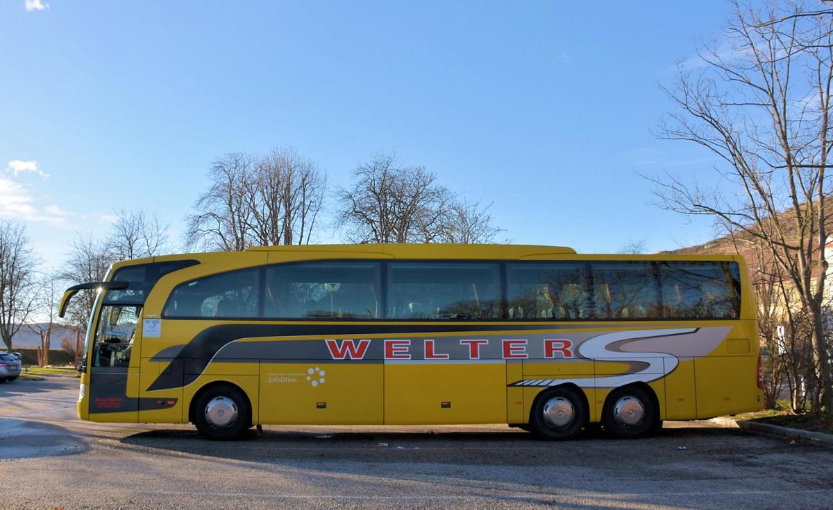 Mercedes Travego von WELTER Reisen aus der BRD Dez.2017 in Krems.