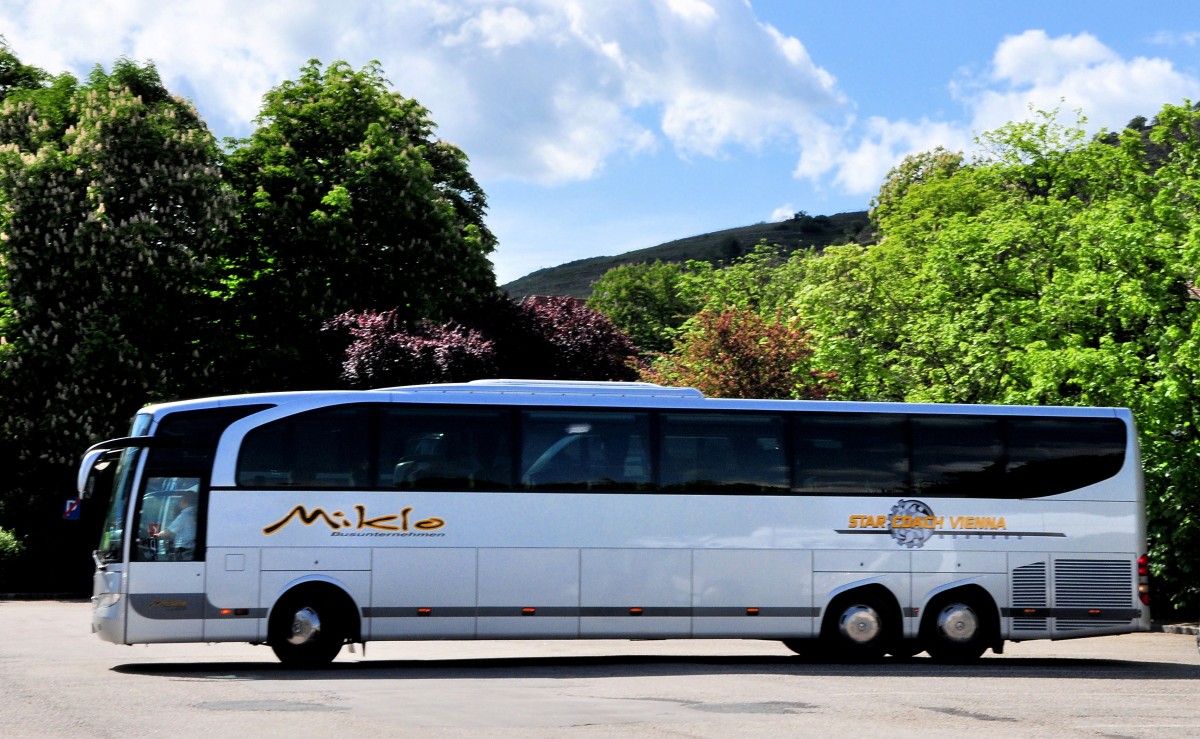 Merceds Travego von Miklo Reien aus Wien im Mai 2014 in Krems.