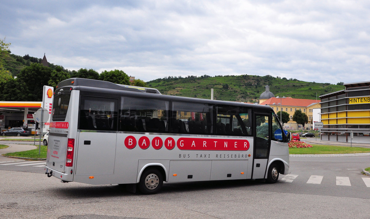 Midibus IVECO 70C17 vom Reisebro BAUMGARTNER aus Obersterreich in Krems gesehen.