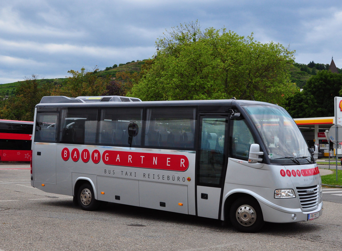 Midibus IVECO 70C17 vom Reisebro BAUMGARTNER aus Obersterreich in Krems gesehen.