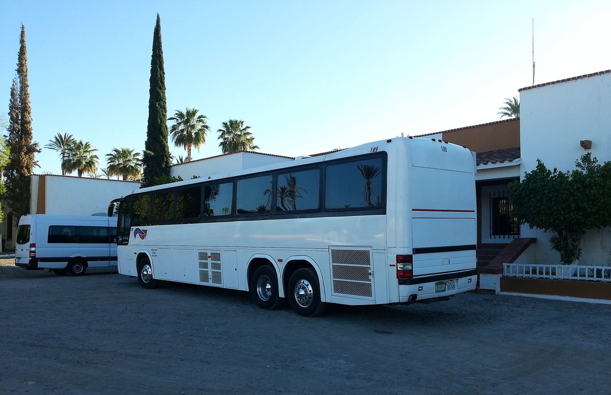 Mir unbekannter Bus von Gutierrez Tours,unterwegs mit amerikanischen Touristen auf der Route Nr.1 in der Baja California Sur in Mexico,Mrz 2016