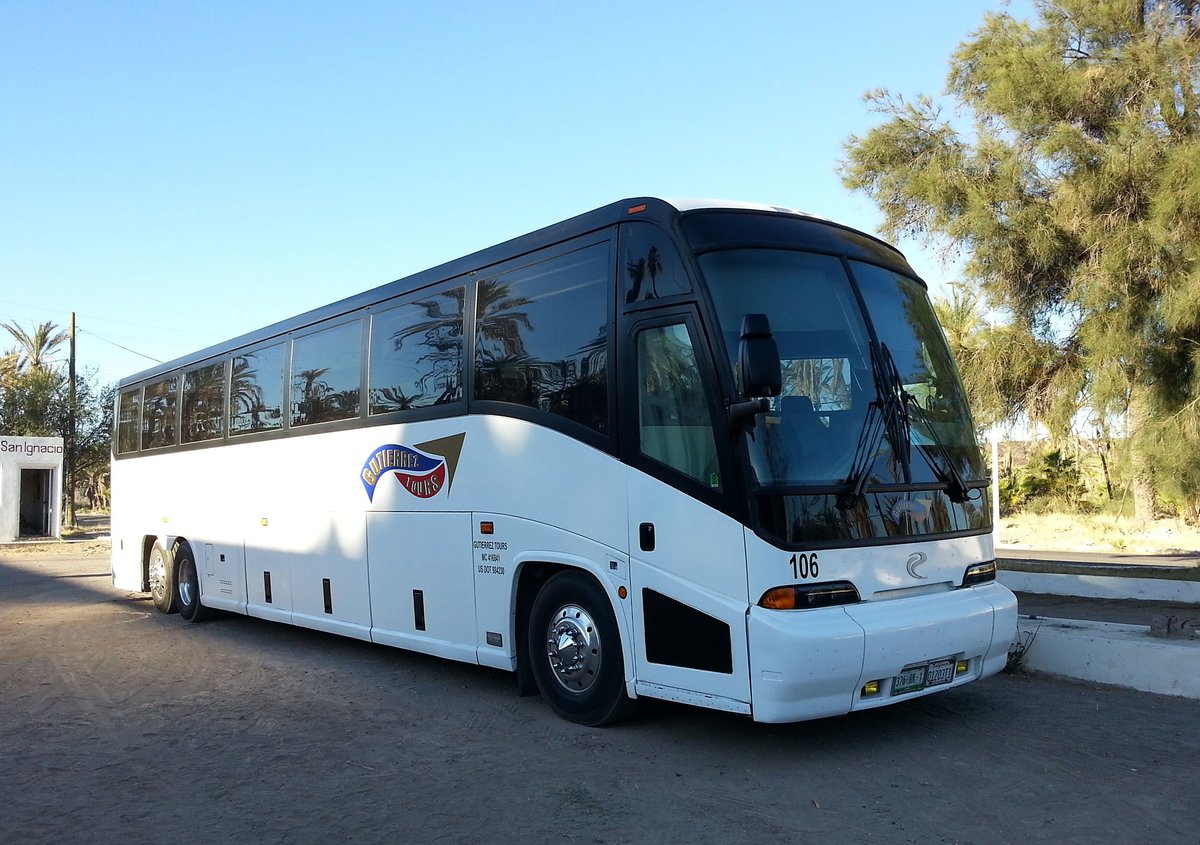 Mir unbekannter Bus von Gutierrez Tours,unterwegs mit amerikanischen Touristen auf der Route Nr.1 in der Baja California Sur in Mexico,Mrz 2016