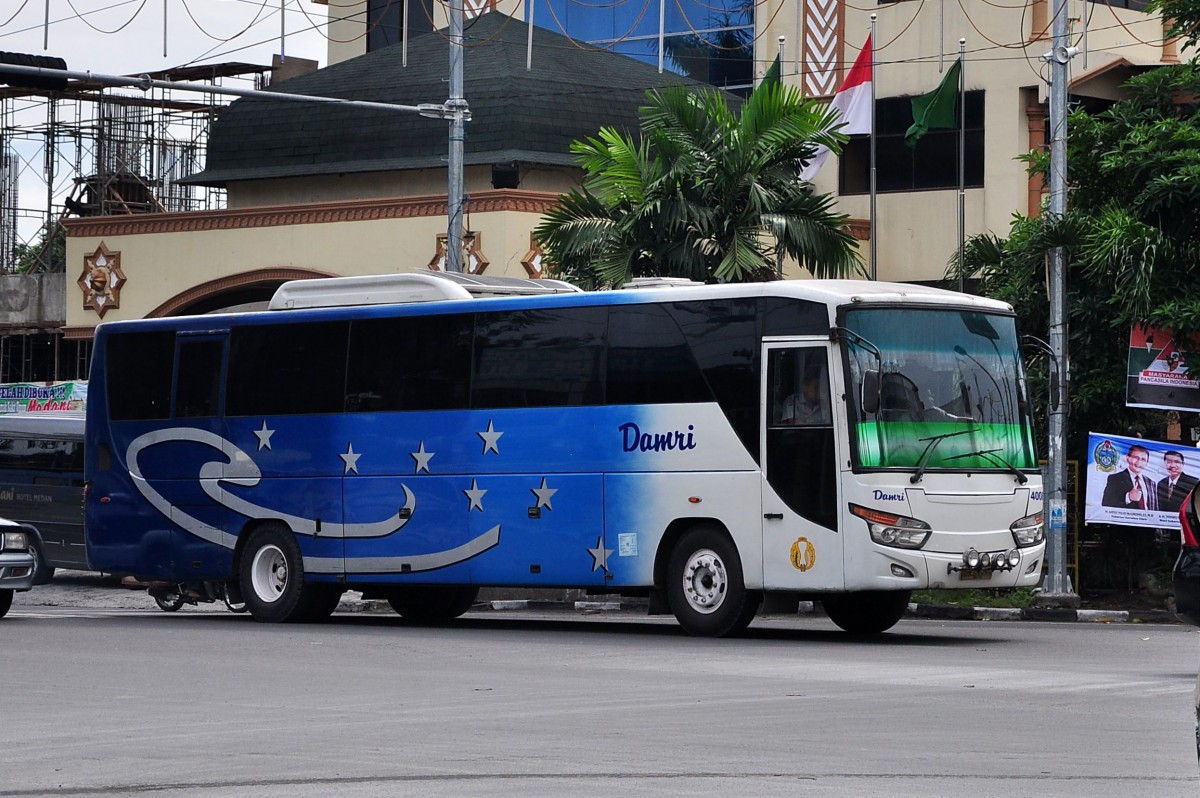 Mir unbekannter Bus (Mercedes?) im Juni 2014 in Medan/Norsumatra unterwegs.