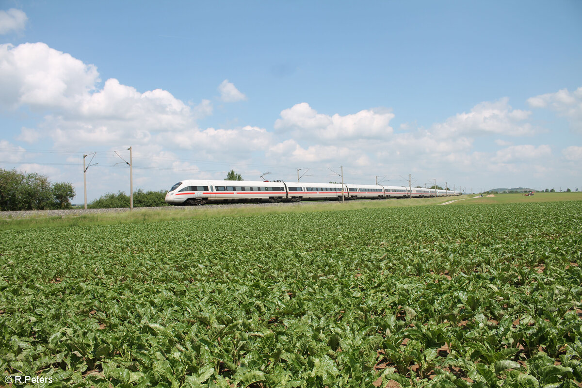 Nachschuss auf 411  Naumburg Saale  und 411 030  Jena  als Umleiter ICE bei Uffenheim. 04.06.24