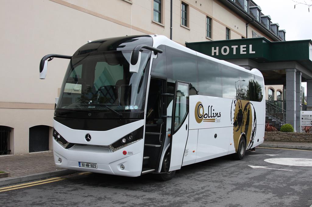 Nagelneuer Mercedes Benz Unui Reisebus der Fa. Collins am 14.4.2017 vor Hotel in Clane.