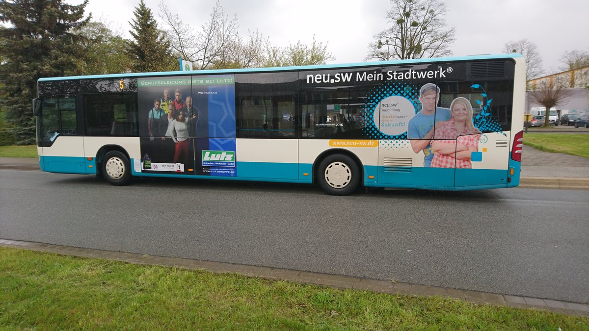 ....NB SW 543 auf der Linie 5 in Monkeshof mit aktuellen Traffic Board der Firma Lutz im (Mai 2017)