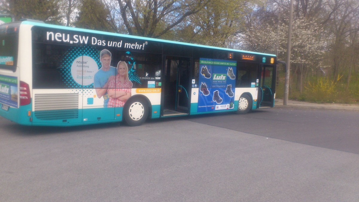 ...NB SW 543 und das Traffic Bord der rechten Fahrzeugseite des Citaro
...und der eigen Werbung fr die Ausbildung bei den Stadtwerken 