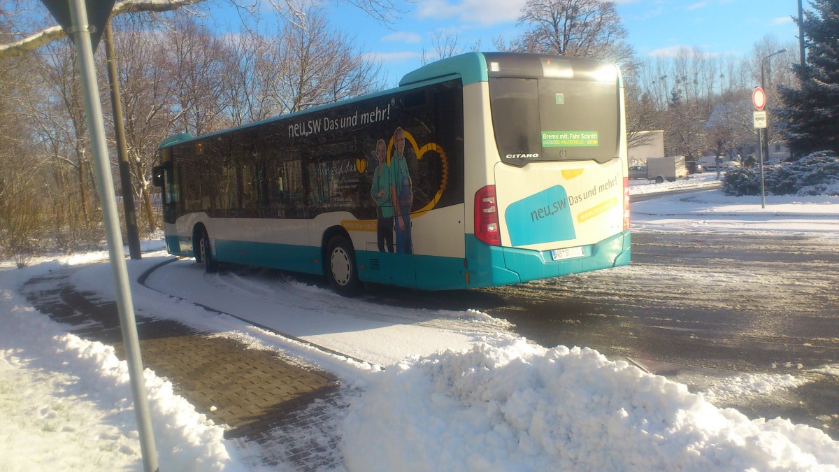 ....NB SW 544 die linke Fahrzeugseite des Citaro mit der eigenen Werbung der Stadtwerke was auf die vier neuen wagen angebracht wurde wo immer ein anderer Mitarbeiter/in zusehen ist....hier mal im winterlichen Neubrandenburg auf der Linie 5 an der Endhaltestelle