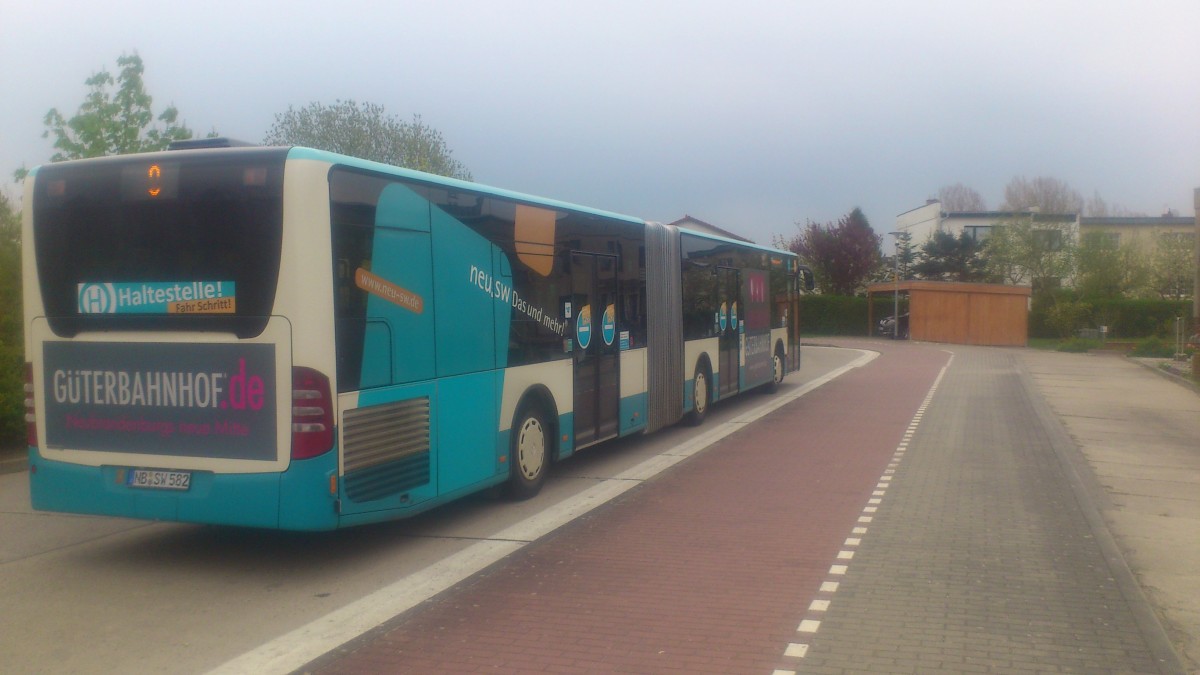 ...NB SW 582 am Pflegeheim der Linie 8 wo er Pause macht
...auch dieser Citaro hatte bevor er das Logo der Stadtwerke bekam ein Sportler des Fuballvereines des 1.FC Neubrandenburg( Toni Fuchs) der damals zur TSG Neustrelitz wechselte 