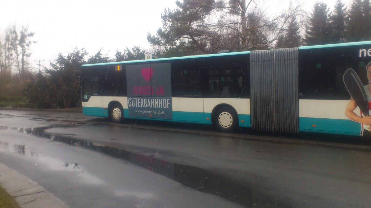 ...NB SW 586 und das Traffig Bord der linken Seite wo fr das heiraten am Gterbahnhof geworben wird 