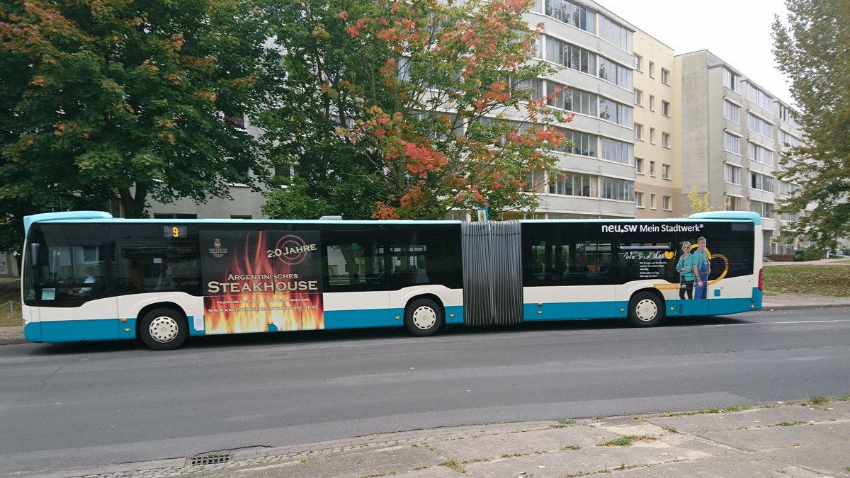 ....NB SW 591 der Stadtwerke Neubrandenburg im September 2017 auf der Linie 9 dieser C2 und seinen Traffic Board fr ein Steakhouse 