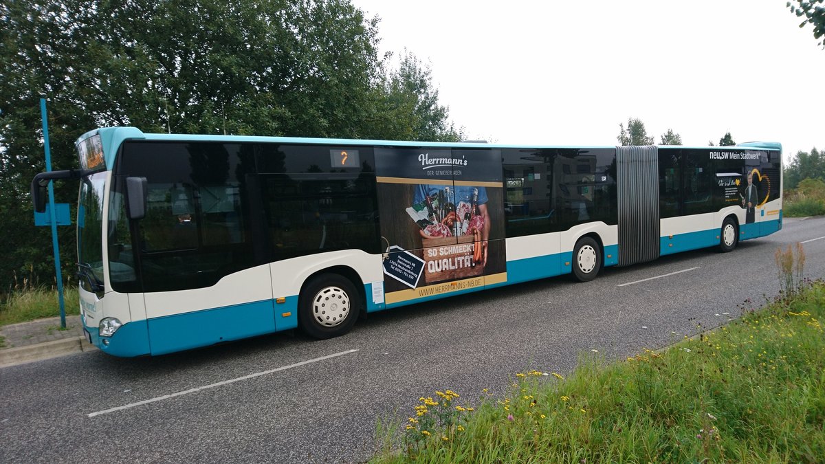 ....NB SW 594 der Stadtwerke Neubrandenburg auf der Linie 2 im September 2017 an seiner neuen Endhaltestelle und seiner aktuellen Werbung der Firma Herrmann 