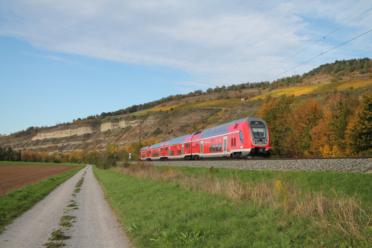 Nchschuss auf 445 045 als RE 55 4622 Bamberg - Frankfurt/Main bei Thüngersheim. 21.10.24
