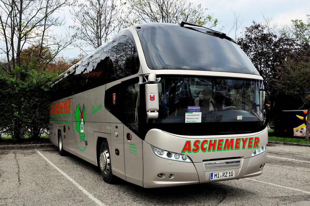 Neoplan Cityliner von Aschemeyer Reisen aus der BRD in Krems gesehen.