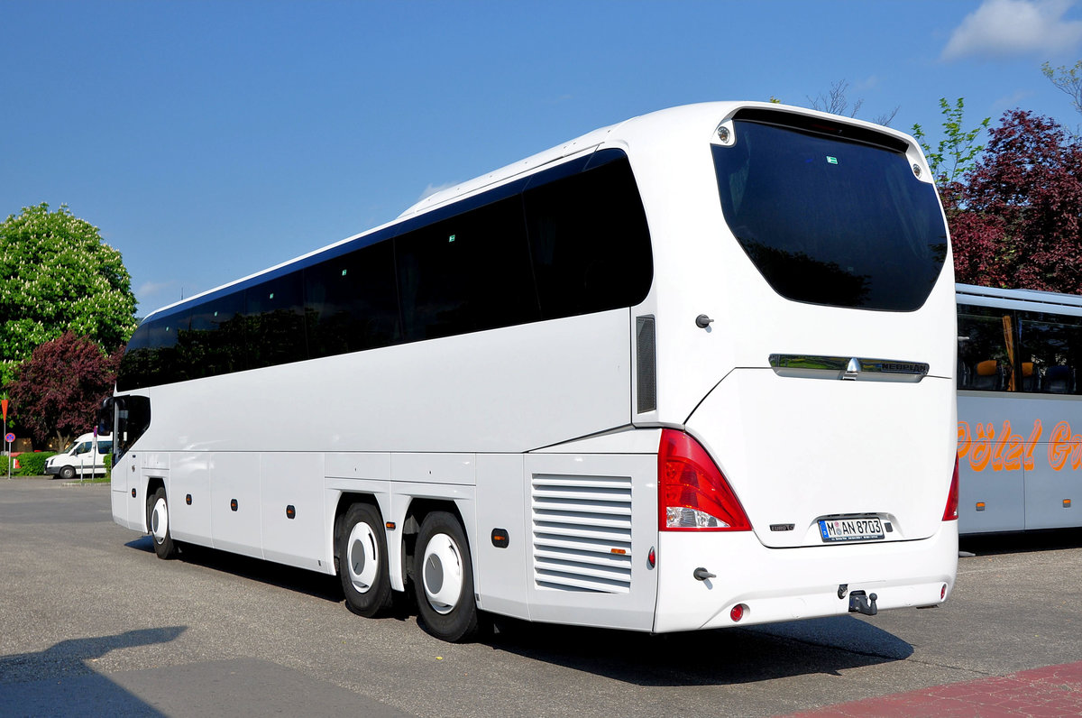 Neoplan Cityliner aus Mnchen in Krems gesehen.