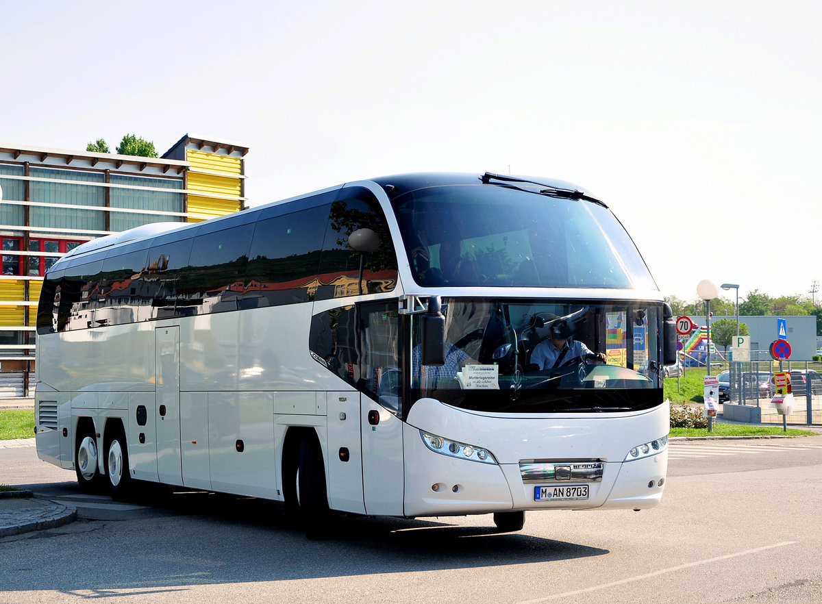 Neoplan Cityliner aus Mnchen in Krems gesehen.