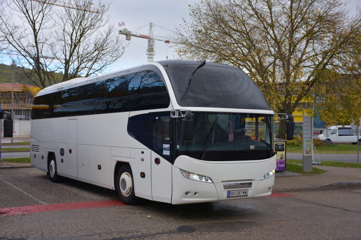 Neoplan Cityliner aus Obersterreich 10/2017 in Krems.