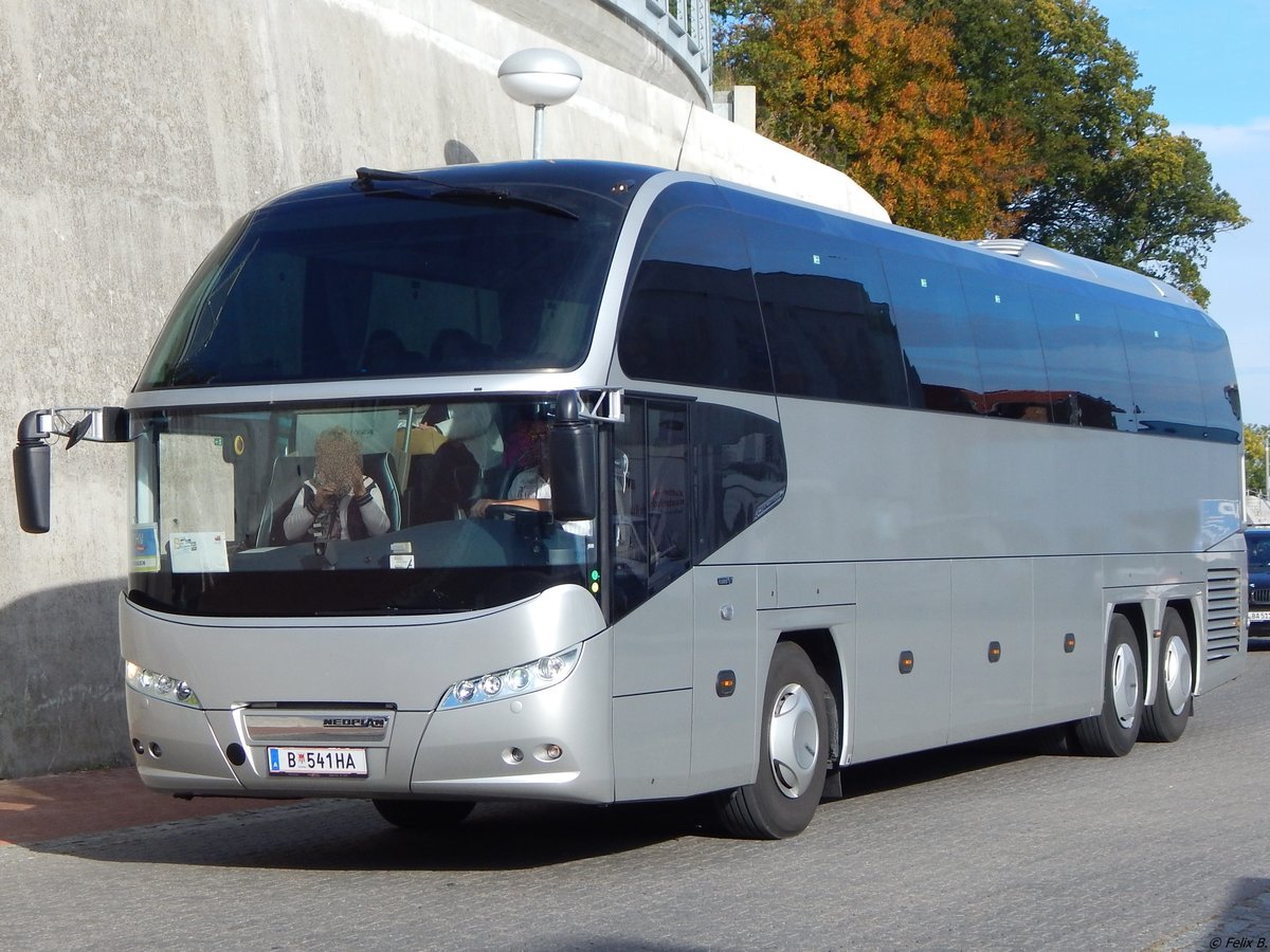 Neoplan Cityliner aus Österreich im Stadthafen Sassnitz