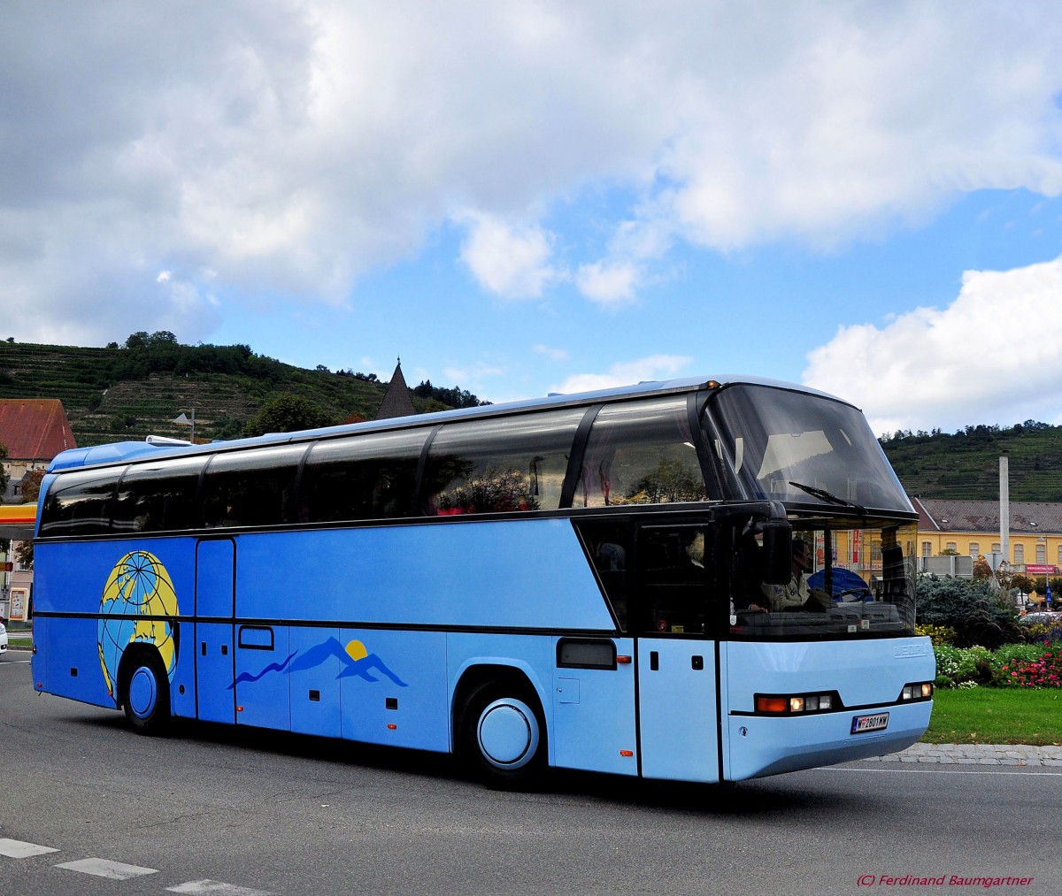 Neoplan Cityliner aus Wien im Herbst 2013 in Krems unterwegs.