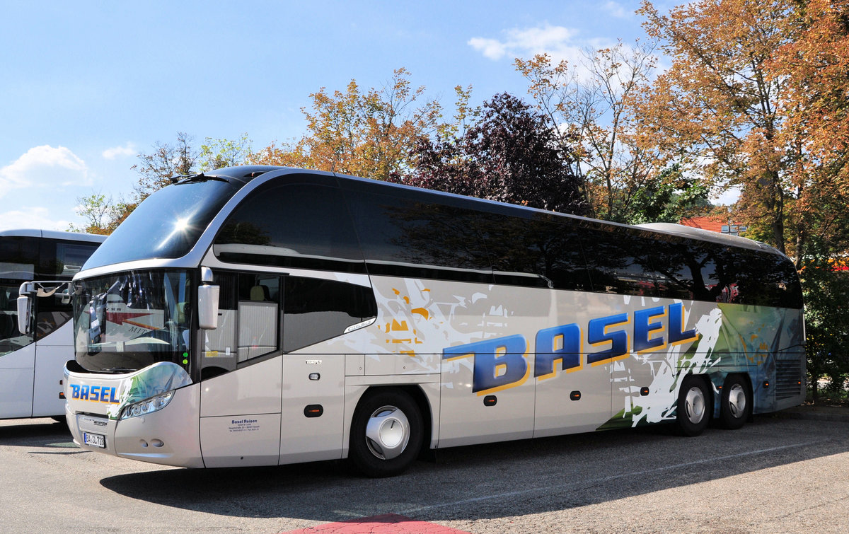 Neoplan Cityliner von Basel Reisen aus der BRD in Krems gesehen.