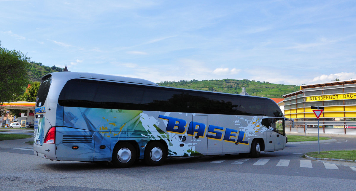 Neoplan Cityliner von Basel Reisen aus der BRD in Krems gesehen.
