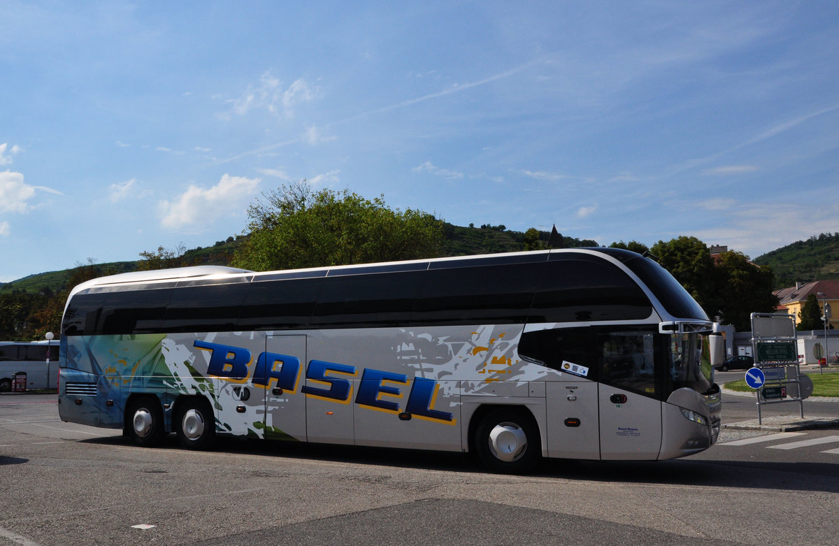 Neoplan Cityliner von Basel Reisen aus der BRD in Krems gesehen.