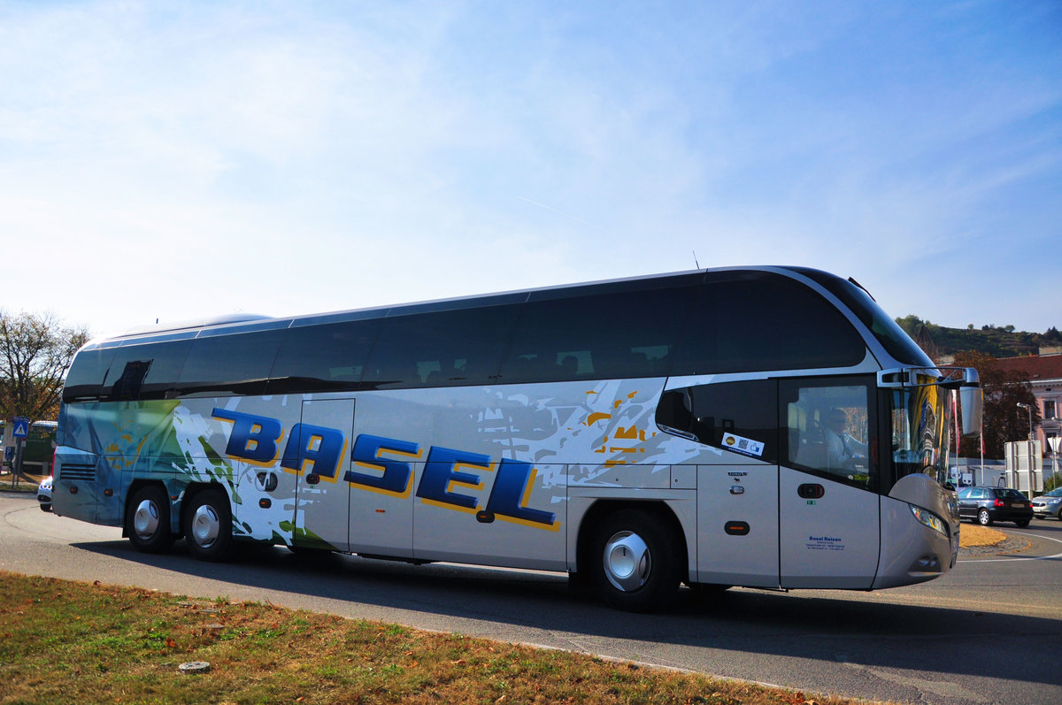 Neoplan Cityliner von Basel Reisen aus der BRD in Krems.