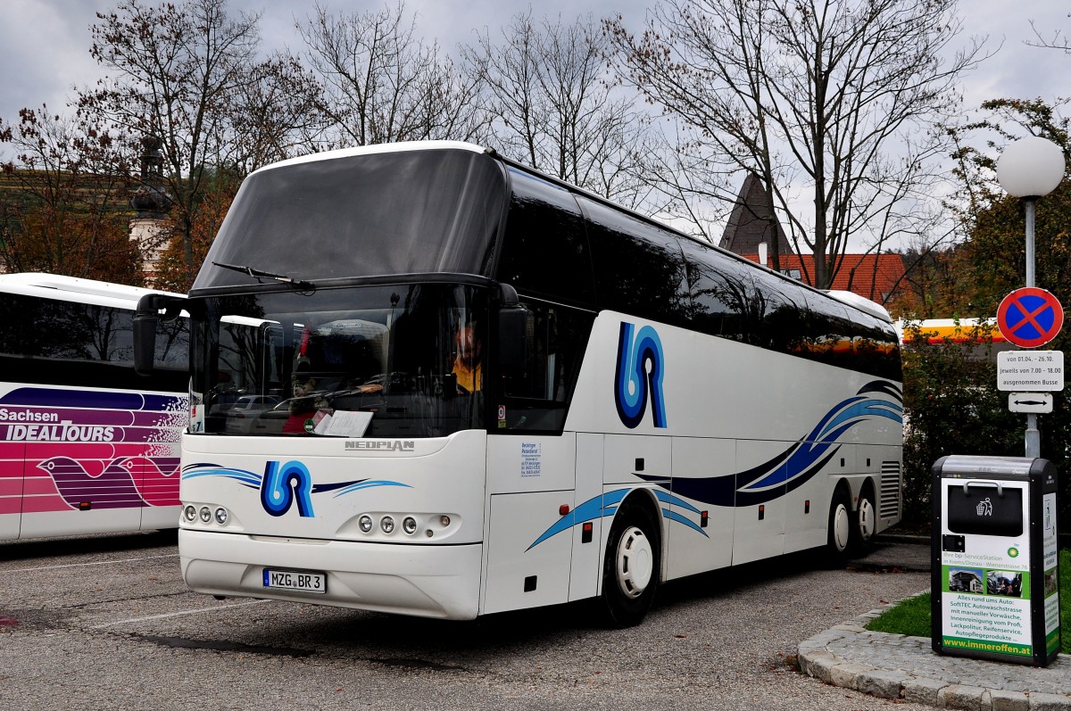 Neoplan Cityliner vom Beckinger Reisedienst aus der BRD am 21.10.2014 in Krems.