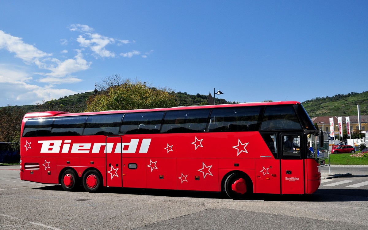 Neoplan Cityliner von Biendl Reisen aus der BRD am 8.Sept.2014 in Krems gesehen.