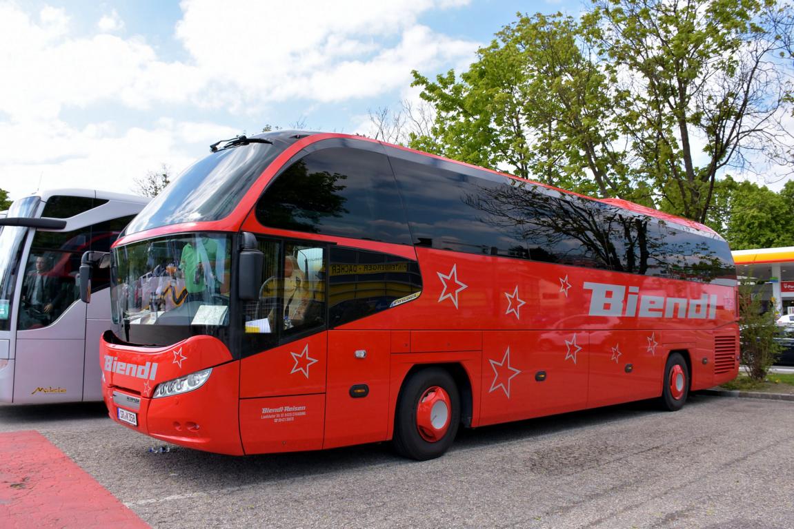 Neoplan Cityliner von Biendl Reisen aus der BRD in Krems.