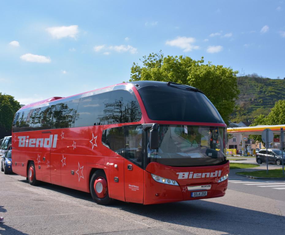 Neoplan Cityliner von Biendl Reisen aus der BRD in Krems.