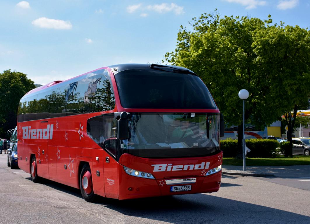 Neoplan Cityliner von Biendl Reisen aus der BRD in Krems.