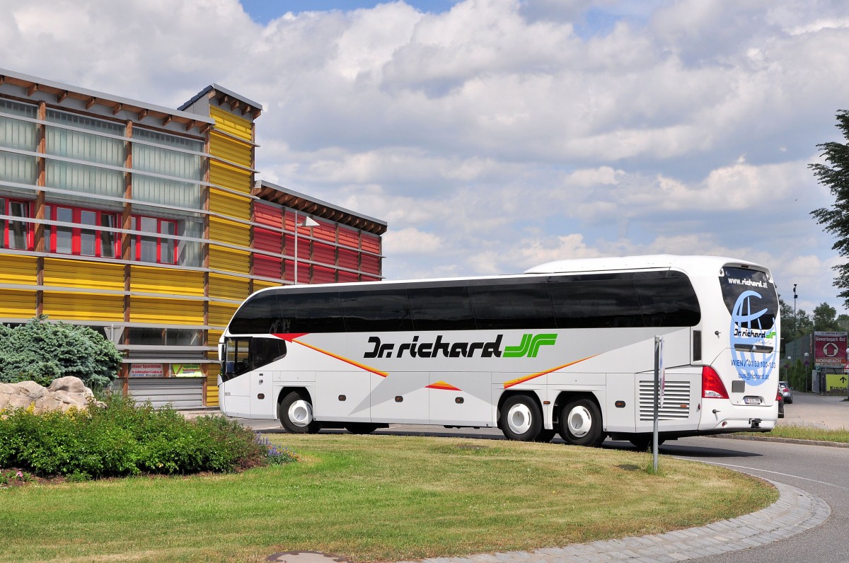 Neoplan Cityliner von Dr. Richard aus Wien am 10.5.2014 in Krems unterwegs.