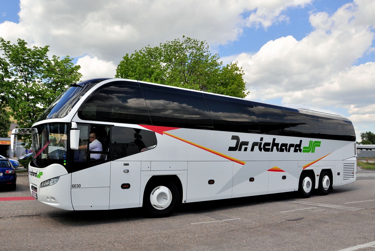 Neoplan Cityliner von Dr. Richard aus Wien am 10.5.2014 in Krems unterwegs.