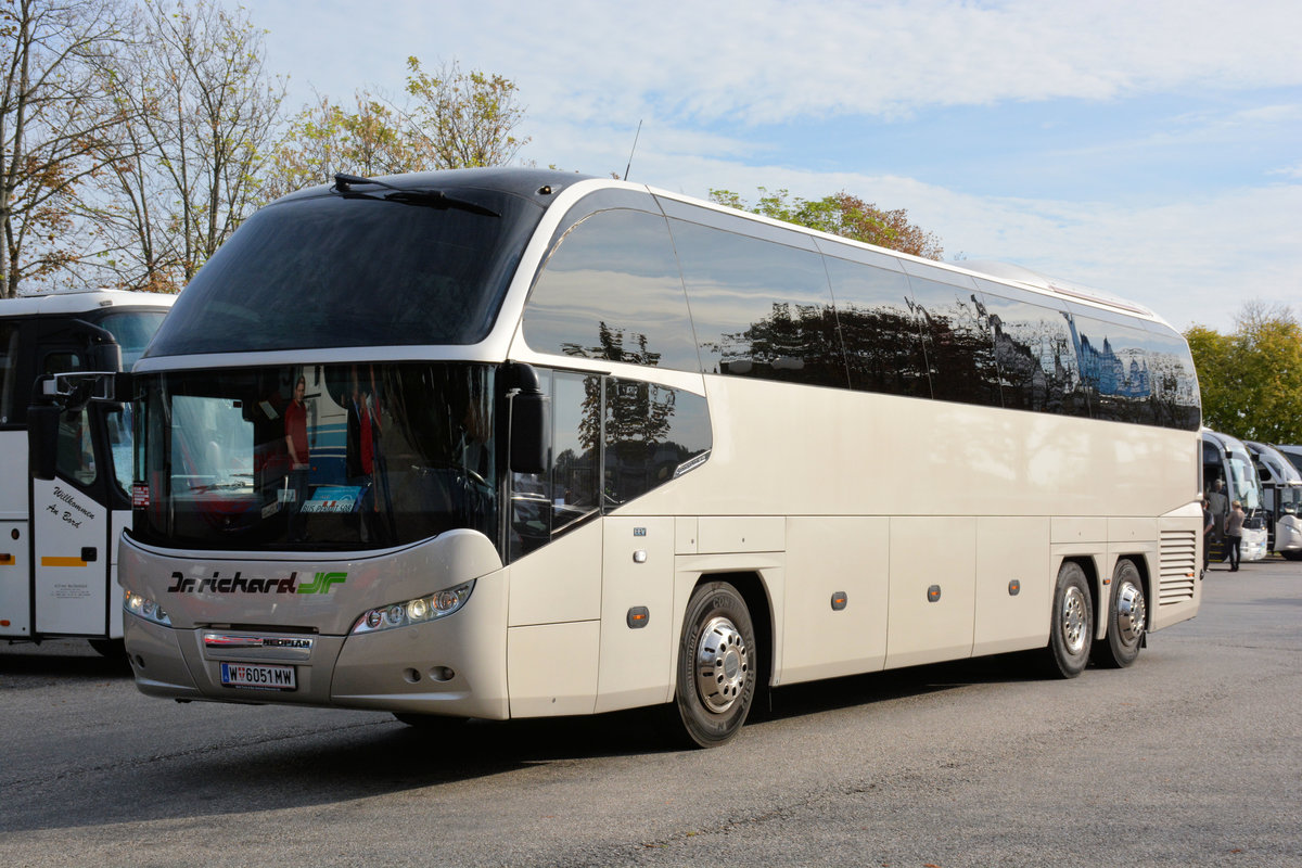 Neoplan Cityliner von Dr. Richard Reisen aus Wien in Krems gesehen.