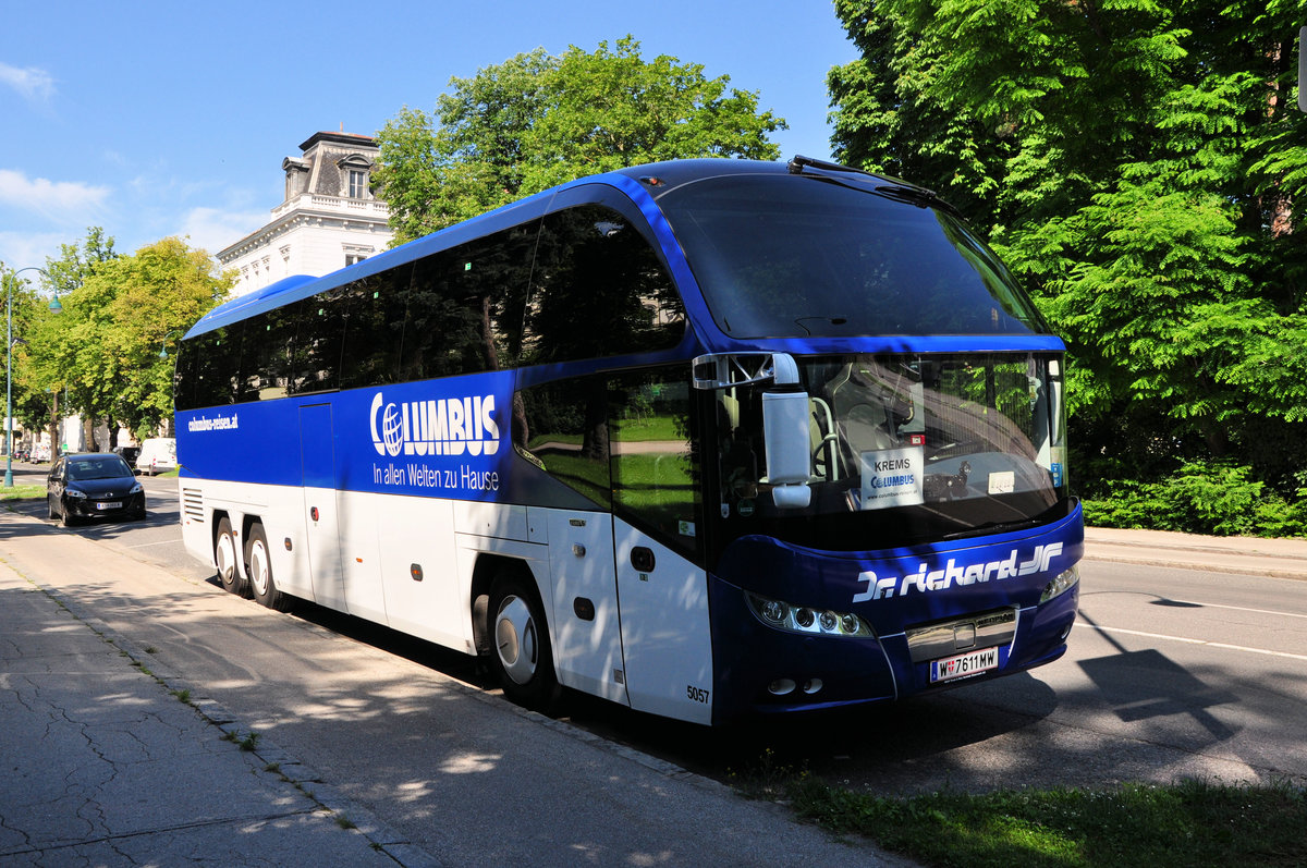 Neoplan Cityliner von Dr. Richard Reisen aus Wien in Krems gesehen.