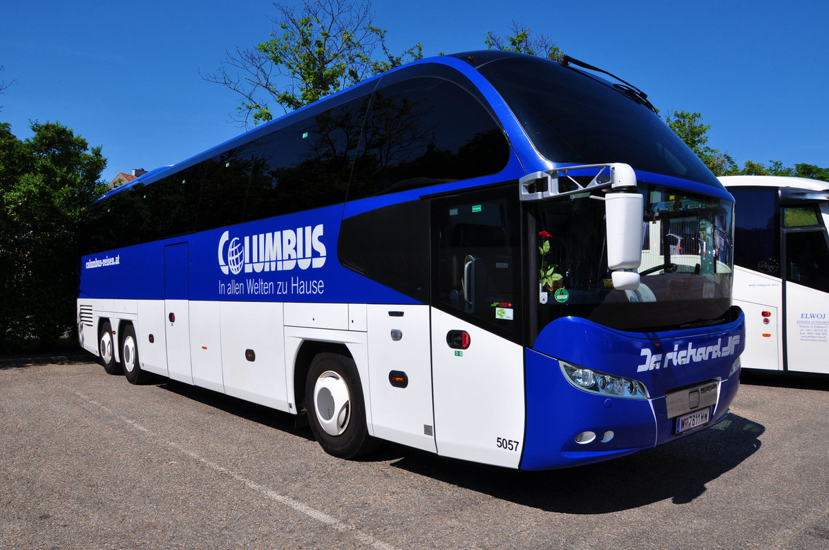 Neoplan Cityliner von Dr. Richard Reisen aus Wien in Krems gesehen.