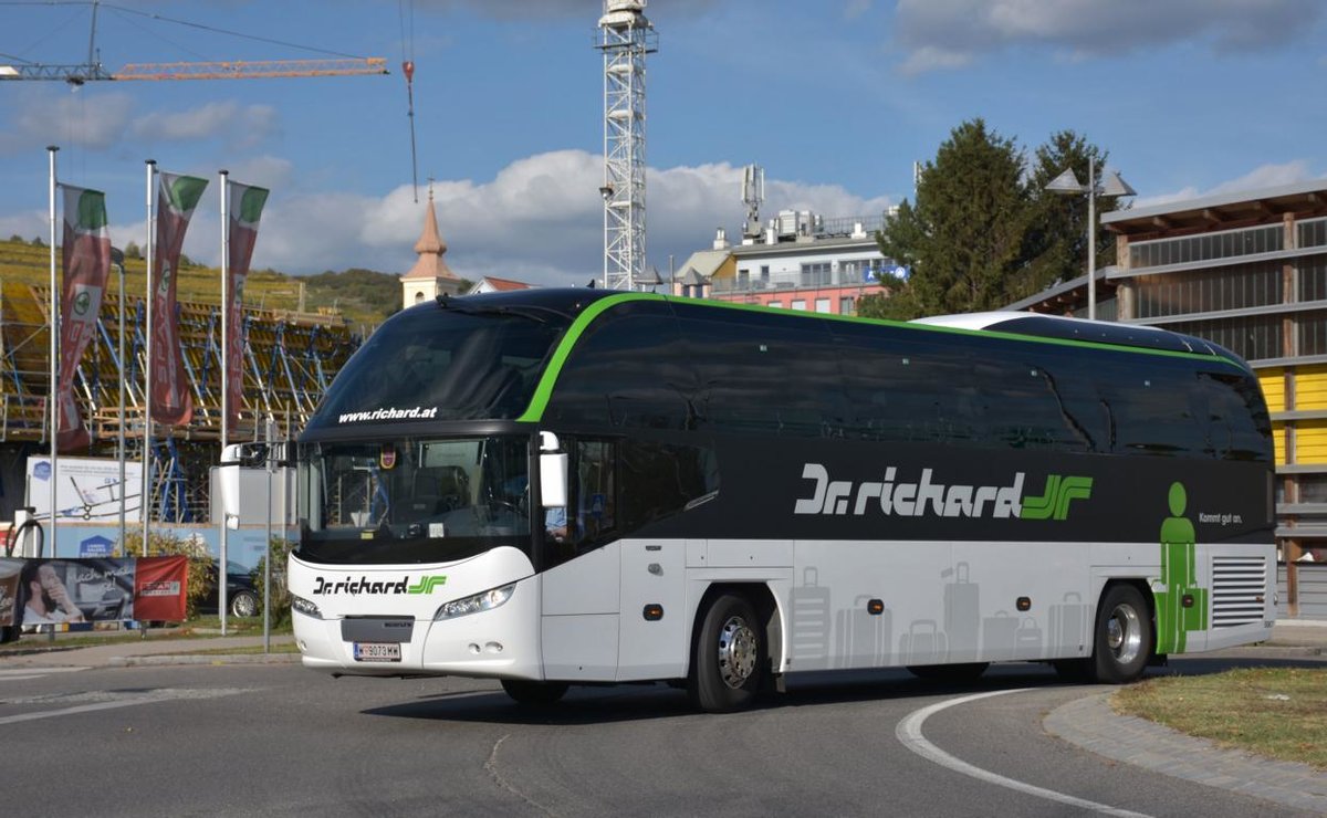 Neoplan Cityliner von Dr. Richard Reisen aus Wien 10/2017 in Krems.