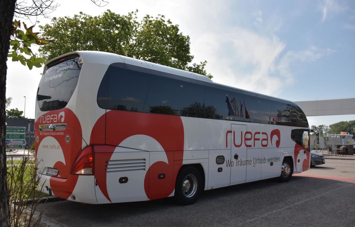 Neoplan Cityliner von Dr. Richard Reisen aus Wien CZ 2018 in Krems.