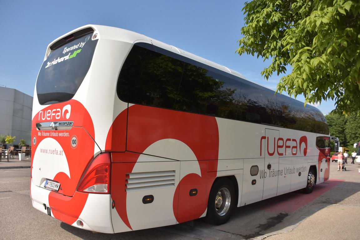 Neoplan Cityliner von Dr. Richard Reisen aus Wien CZ 2018 in Krems.