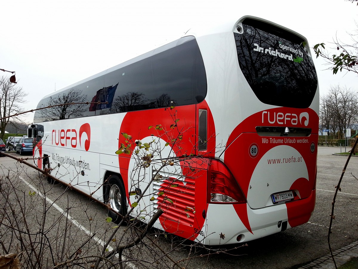 Neoplan Cityliner von Dr. Richard/RUEFA aus Wien am 27.11.2014 in Krems.