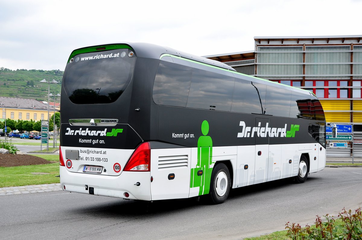 Neoplan Cityliner von Dr.Richard Reisen aus Wien in Krems gesehen.