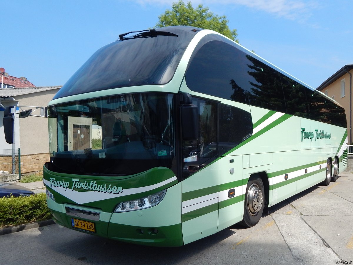 Neoplan Cityliner von Faarup Turistbusser aus Dänemark in Sassnitz.