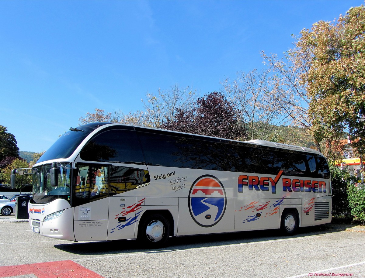 Neoplan Cityliner von Frey Reisen aus der BRD im Herbst 2013 in Krems gesehen.