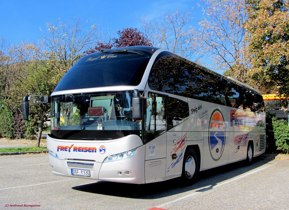 Neoplan Cityliner von Frey Reisen aus der BRD im Herbst 2013 in Krems gesehen.