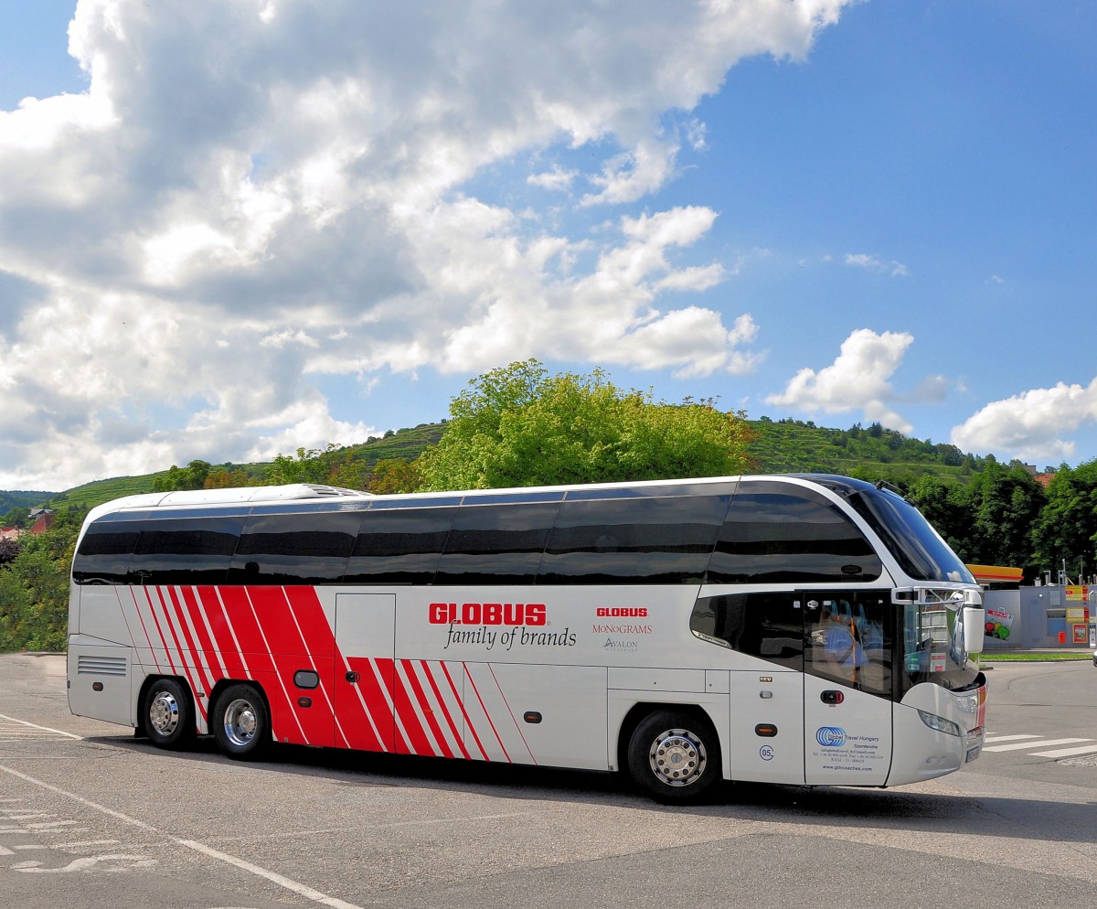 NEOPLAN CITYLINER von Global Travel Hungary am 4.7.2013 in Krems an der Donau angekommen.