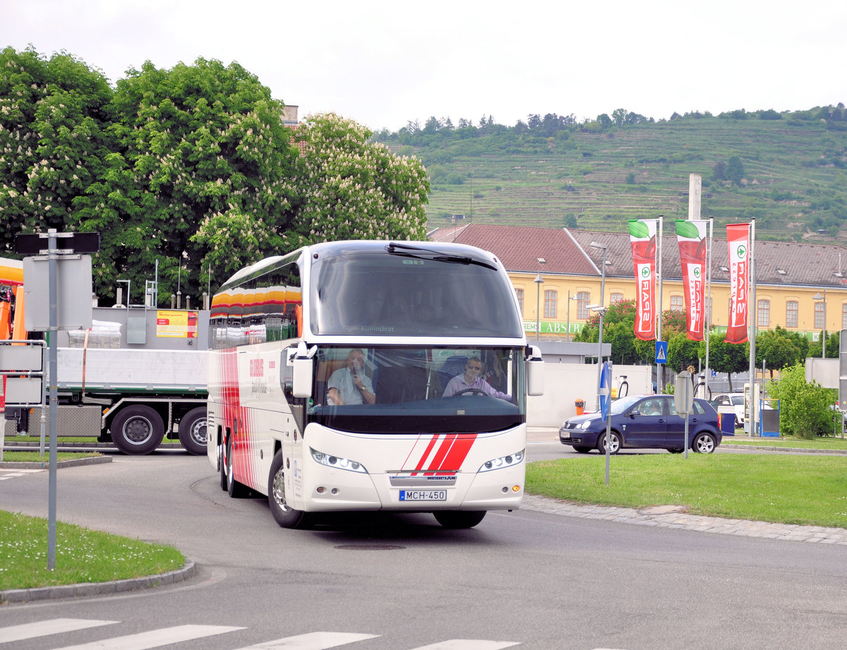 Neoplan Cityliner von Global Travel Hungary in Krems gesehen.