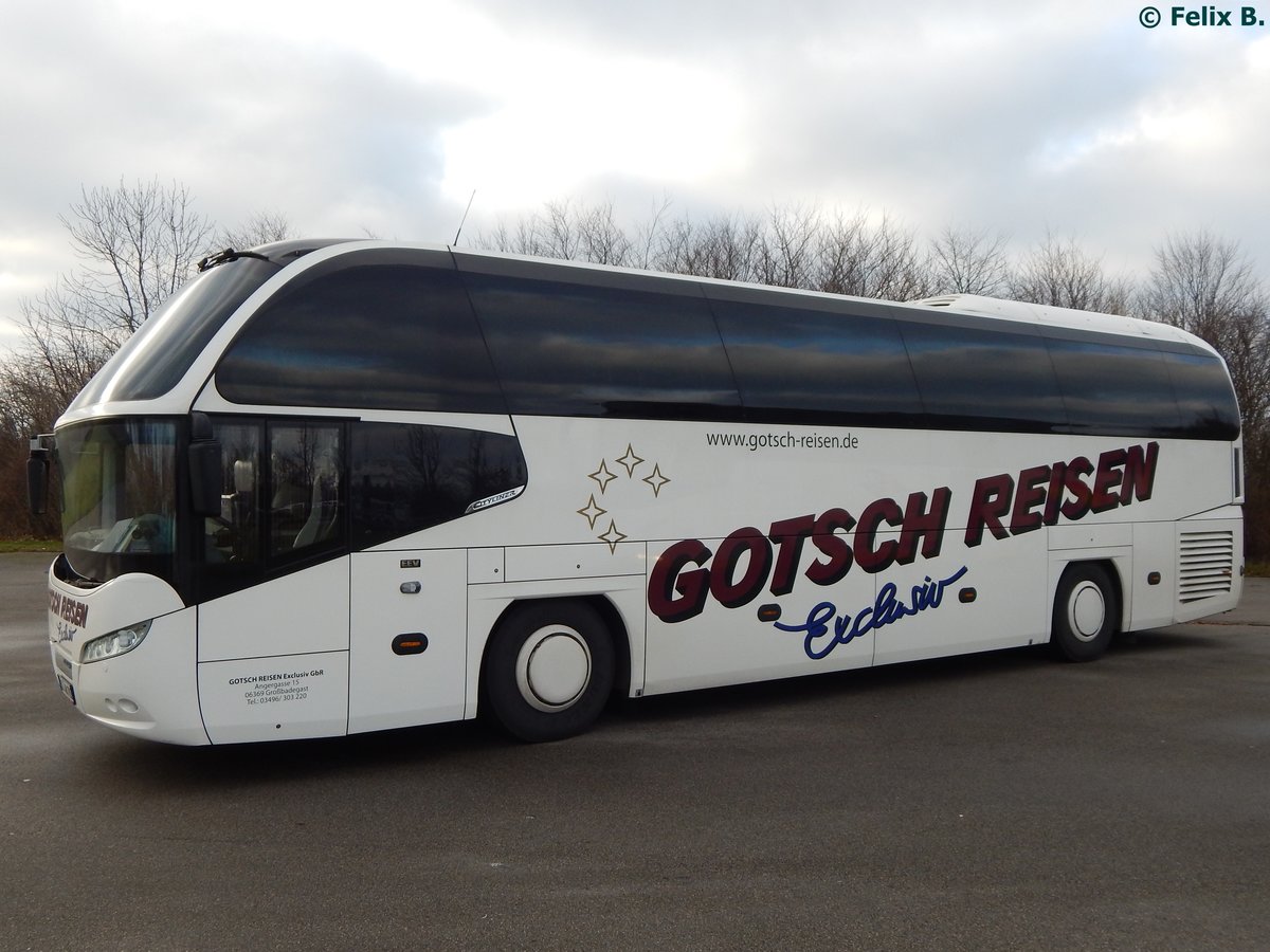 Neoplan Cityliner von Gotsch Reisen aus Deutschland vor dem Kap Arkona.